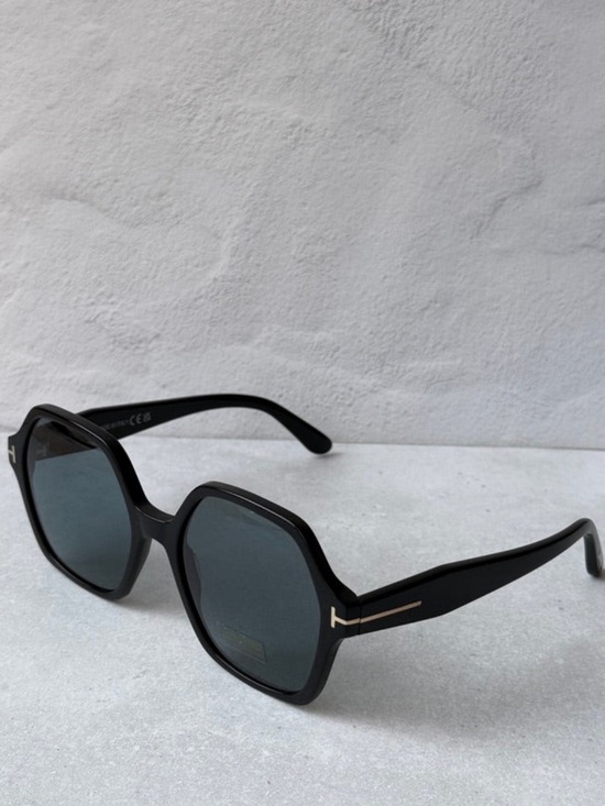 Tom Ford Accessories - NWT Tom Ford Romy Sunglasses in Black